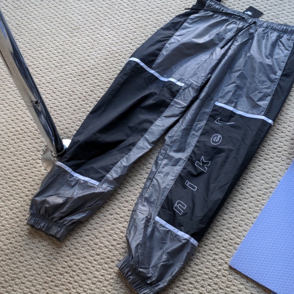 Nike Joggers - Picture 1 of 5